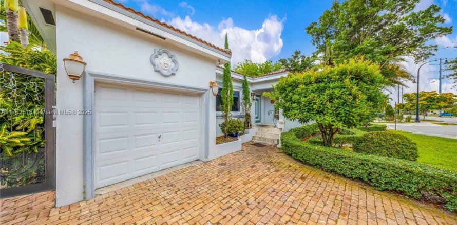 House in West Miami, Florida 4 bedrooms, 207.45 sq.m. № 1693023