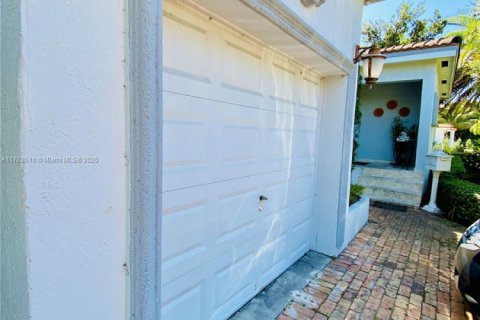 House in West Miami, Florida 4 bedrooms, 207.45 sq.m. № 1693023 - photo 2