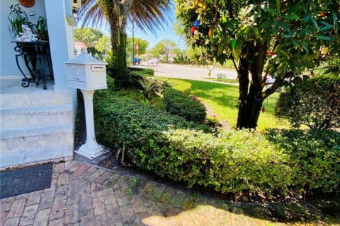 House in West Miami, Florida 4 bedrooms, 207.45 sq.m. № 1693023 - photo 6