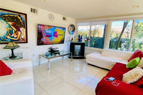 House in West Miami, Florida 4 bedrooms, 207.45 sq.m. № 1693023 - photo 21