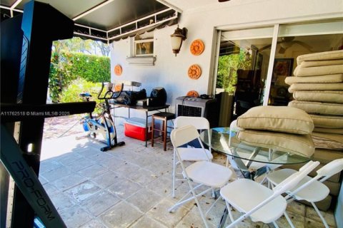 House in West Miami, Florida 4 bedrooms, 207.45 sq.m. № 1693023 - photo 22