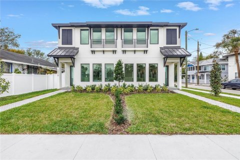 Townhouse in Tampa, Florida 4 bedrooms, 214.42 sq.m. № 1766100 - photo 1