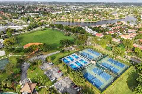 Villa ou maison à vendre à Miami, Floride: 3 chambres, 169.92 m2 № 1976667 - photo 4