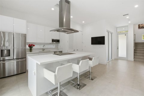 Townhouse in Miami, Florida 3 bedrooms, 117.06 sq.m. № 2047160 - photo 8