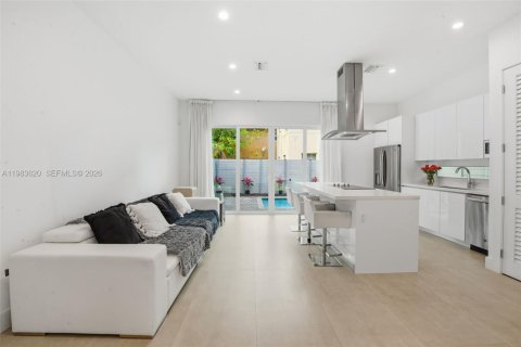 Townhouse in Miami, Florida 3 bedrooms, 117.06 sq.m. № 2047160 - photo 3