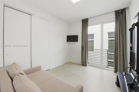 Townhouse in Miami, Florida 3 bedrooms, 117.06 sq.m. № 2047160 - photo 22