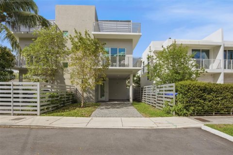 Townhouse in Miami, Florida 3 bedrooms, 117.06 sq.m. № 2047160