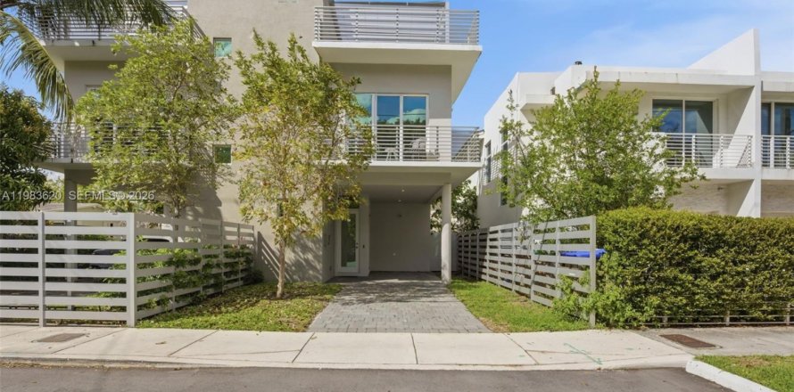 Townhouse in Miami, Florida 3 bedrooms, 117.06 sq.m. № 2047160