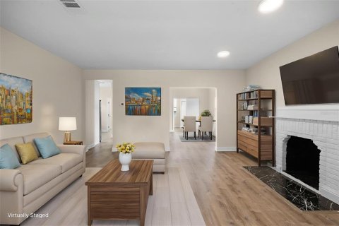 House in Saint Petersburg, Florida 4 bedrooms, 170.94 sq.m. № 1914170 - photo 10