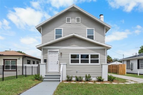 House in Saint Petersburg, Florida 4 bedrooms, 170.94 sq.m. № 1914170 - photo 1
