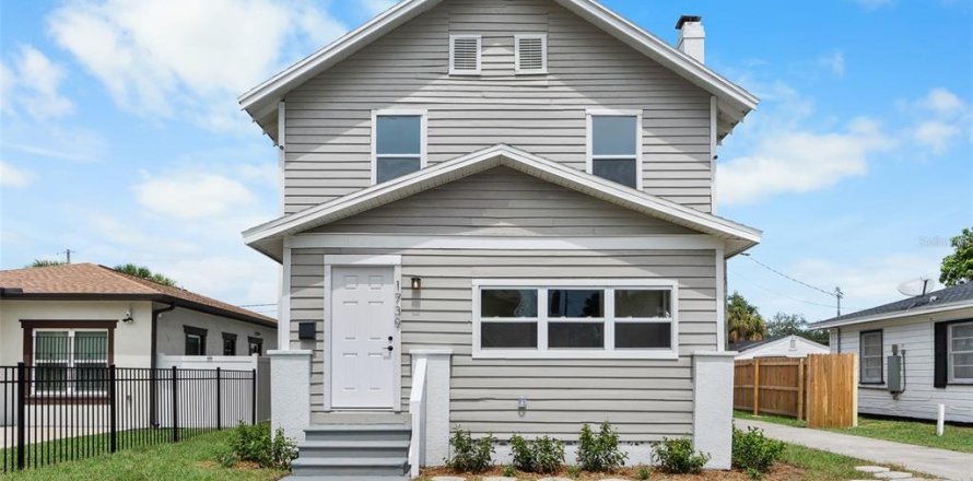 House in Saint Petersburg, Florida 4 bedrooms, 170.94 sq.m. № 1914170