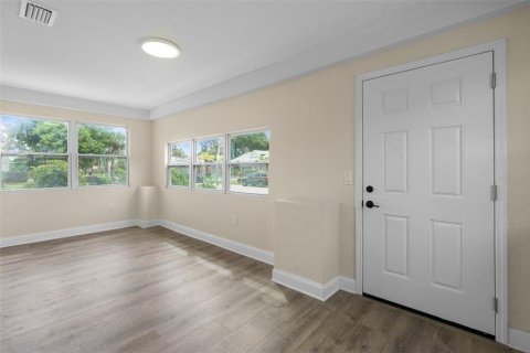House in Saint Petersburg, Florida 4 bedrooms, 170.94 sq.m. № 1914170 - photo 8