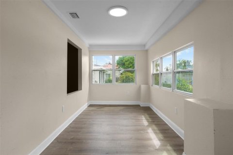 House in Saint Petersburg, Florida 4 bedrooms, 170.94 sq.m. № 1914170 - photo 7