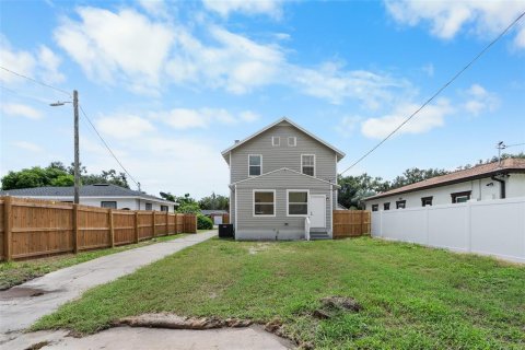 House in Saint Petersburg, Florida 4 bedrooms, 170.94 sq.m. № 1914170 - photo 2