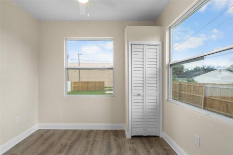House in Saint Petersburg, Florida 4 bedrooms, 170.94 sq.m. № 1914170 - photo 29