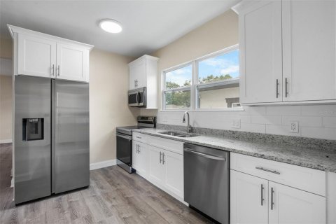 House in Saint Petersburg, Florida 4 bedrooms, 170.94 sq.m. № 1914170 - photo 15
