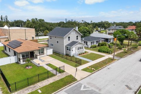 House in Saint Petersburg, Florida 4 bedrooms, 170.94 sq.m. № 1914170 - photo 3