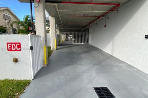 Commercial property in Miami, Florida № 1980525 - photo 15