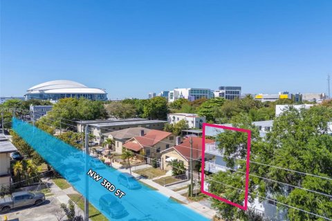 Commercial property in Miami, Florida № 1980525 - photo 12