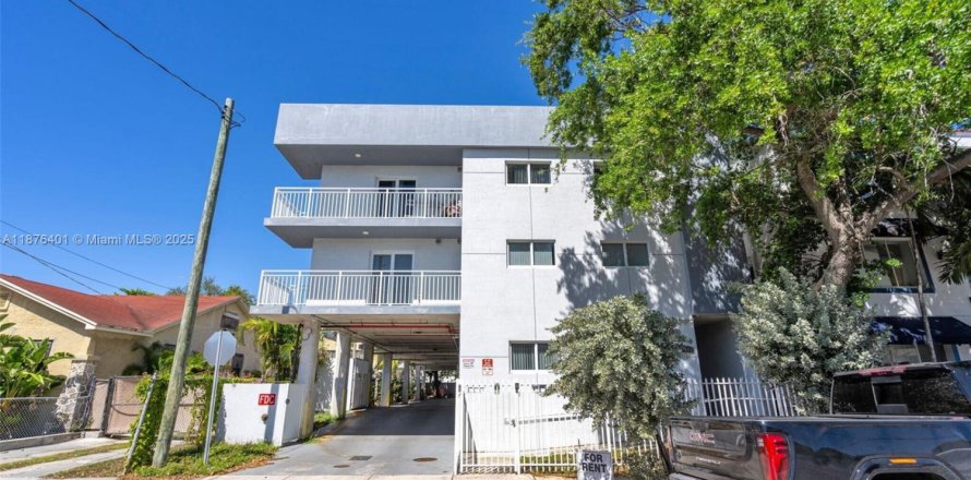 Commercial property in Miami, Florida № 1980525