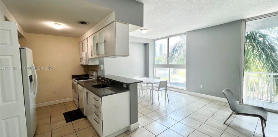 Condominio en Miami, Florida, 1 dormitorio  № 2426045