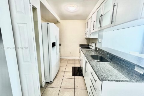 Condominio en alquiler en Miami, Florida, 1 dormitorio, 75.16 m2 № 2426045 - foto 6