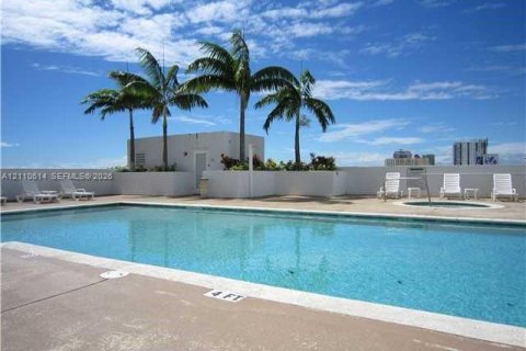 Condominio en alquiler en Miami, Florida, 1 dormitorio, 75.16 m2 № 2426045 - foto 12