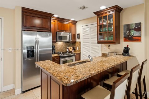 Condo in Coral Gables, Florida, 2 bedrooms  № 1714823 - photo 7