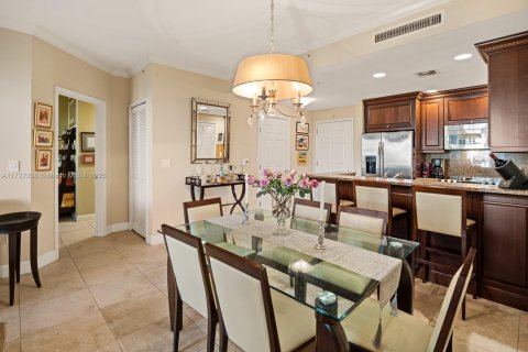 Condo in Coral Gables, Florida, 2 bedrooms  № 1714823 - photo 11