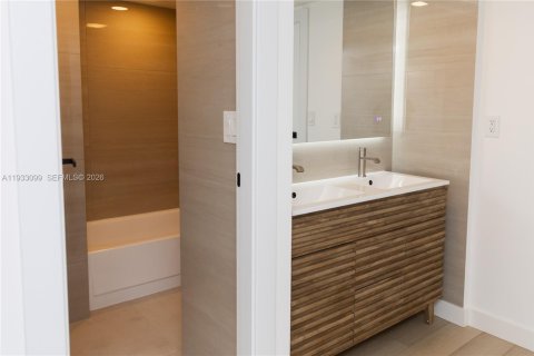 Condo in Aventura, Florida, 2 bedrooms  № 2059963 - photo 8