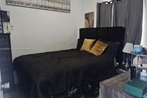 Apartamento en alquiler en Miami, Florida, 2 dormitorios, 1563.92 m2 № 1920892 - foto 3