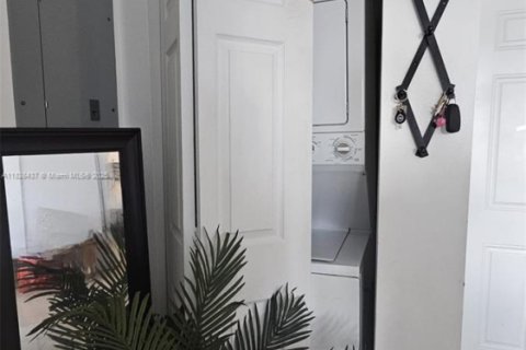 Apartamento en alquiler en Miami, Florida, 2 dormitorios, 1563.92 m2 № 1920892 - foto 2