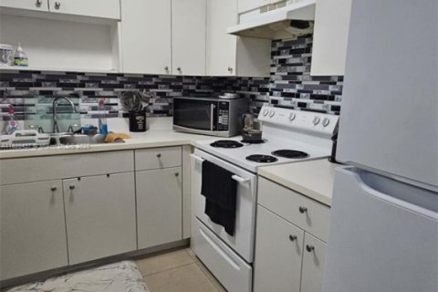 Apartamento en alquiler en Miami, Florida, 2 dormitorios, 1563.92 m2 № 1920892 - foto 4
