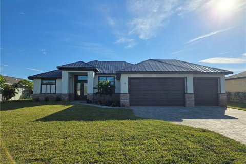 House in Port Charlotte, Florida 3 bedrooms, 158.49 sq.m. № 2103286