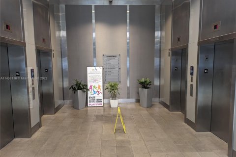 Oficina en alquiler en Miami, Florida № 677602 - foto 1