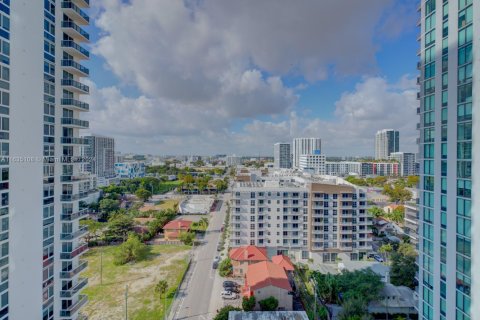 Condo in Miami, Florida, 2 bedrooms  № 1693126 - photo 27
