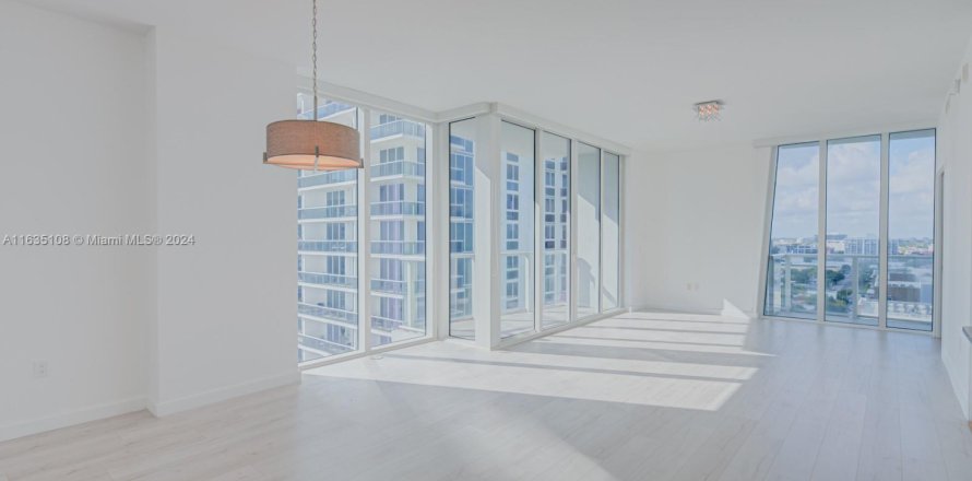 Condo in Miami, Florida, 2 bedrooms  № 1693126