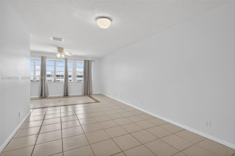 Copropriété à vendre à Hallandale Beach, Floride: 3 chambres, 157.93 m2 № 2057014 - photo 12