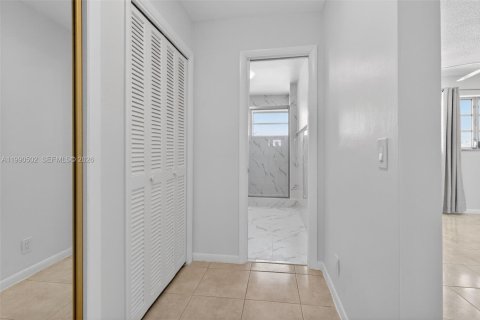 Copropriété à vendre à Hallandale Beach, Floride: 3 chambres, 157.93 m2 № 2057014 - photo 27