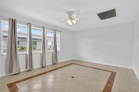 Copropriété à vendre à Hallandale Beach, Floride: 3 chambres, 157.93 m2 № 2057014 - photo 10