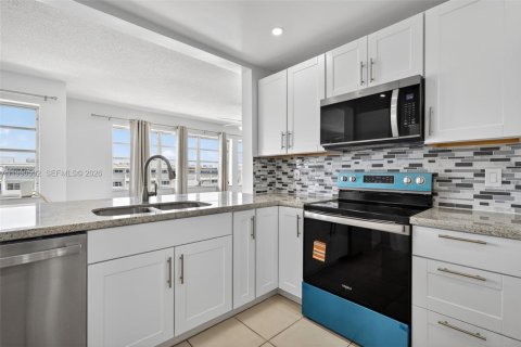 Copropriété à vendre à Hallandale Beach, Floride: 3 chambres, 157.93 m2 № 2057014 - photo 14