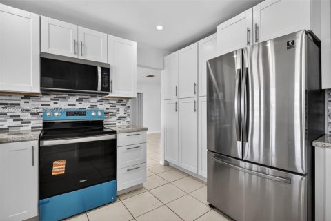 Copropriété à vendre à Hallandale Beach, Floride: 3 chambres, 157.93 m2 № 2057014 - photo 15