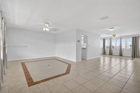Copropriété à vendre à Hallandale Beach, Floride: 3 chambres, 157.93 m2 № 2057014 - photo 8