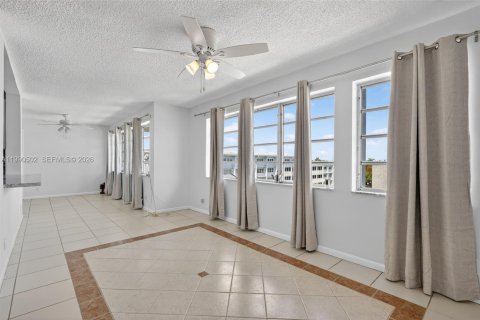 Copropriété à vendre à Hallandale Beach, Floride: 3 chambres, 157.93 m2 № 2057014 - photo 16