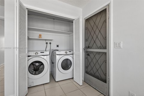 Copropriété à vendre à Hallandale Beach, Floride: 3 chambres, 157.93 m2 № 2057014 - photo 19