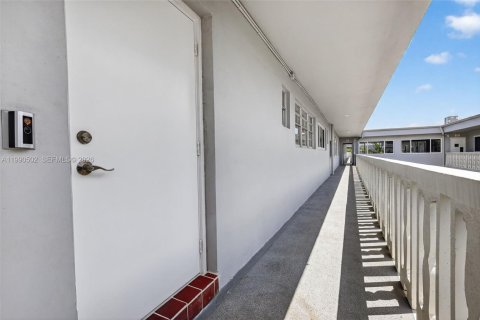 Copropriété à vendre à Hallandale Beach, Floride: 3 chambres, 157.93 m2 № 2057014 - photo 7