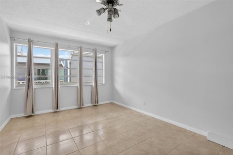 Copropriété à vendre à Hallandale Beach, Floride: 3 chambres, 157.93 m2 № 2057014 - photo 20