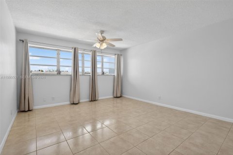 Copropriété à vendre à Hallandale Beach, Floride: 3 chambres, 157.93 m2 № 2057014 - photo 25