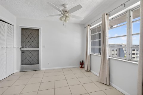 Copropriété à vendre à Hallandale Beach, Floride: 3 chambres, 157.93 m2 № 2057014 - photo 18
