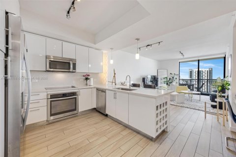 Condo in Miami, Florida, 1 bedroom  № 1882101 - photo 1